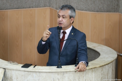 Elber Batalha lamenta que Edvaldo Nogueira retirou isenção de IPTU dos Aracajunos (Foto: Gilton Rosas/ CMA)