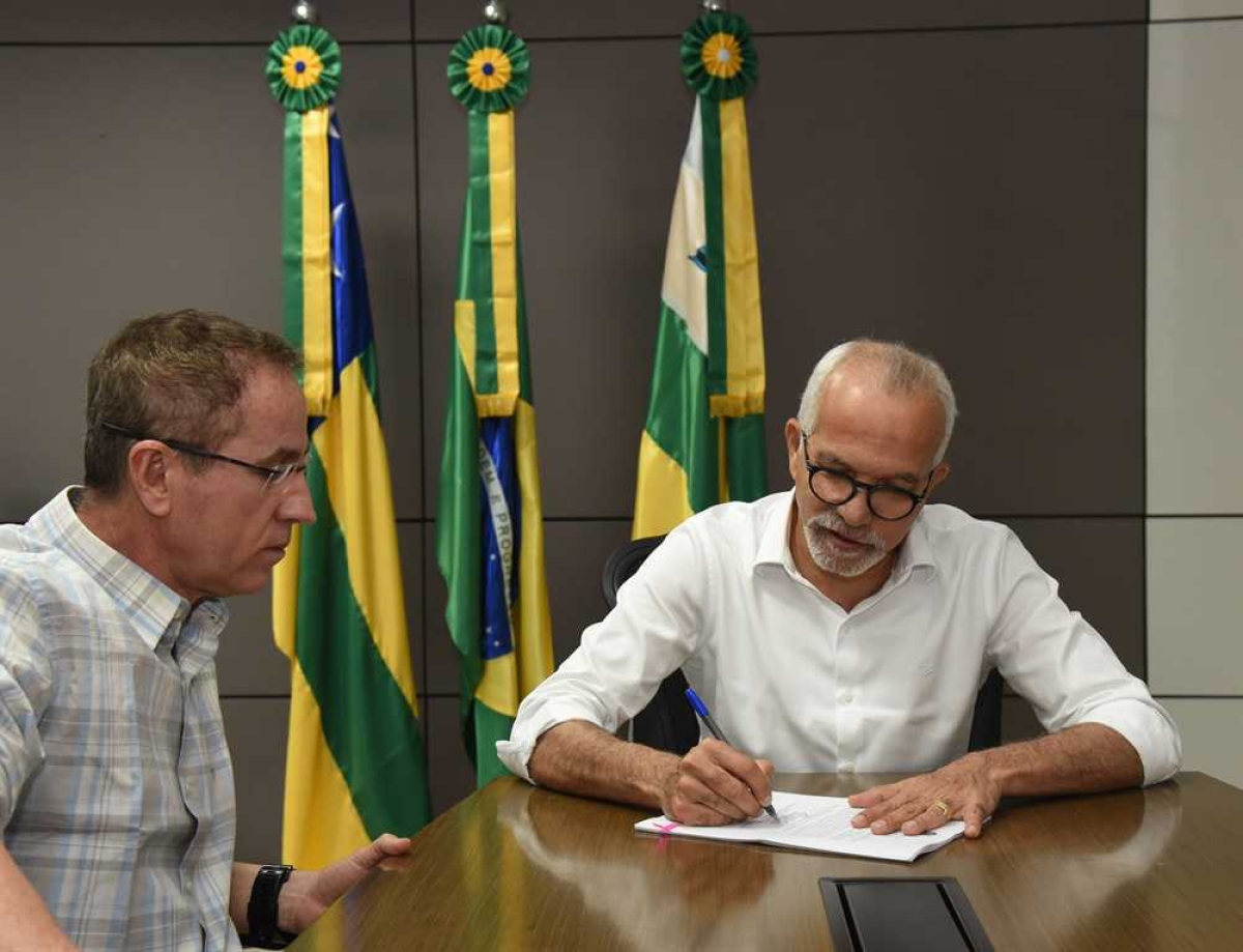 Edvaldo Nogueira sanciona lei da estrutura organizacional e do concurso público da Câmara de Aracaju (Foto: Ana Lícia Menezes/ PMA)