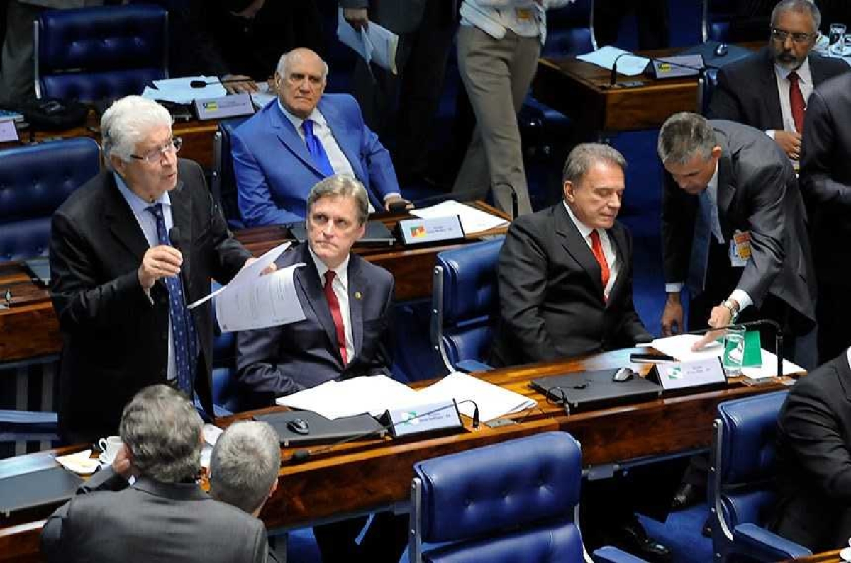 Relator do texto enviado à Câmara, o ex-senador Roberto Requião (ao microfone) defende a proposta antes da votação: substitutivo obteve 54 votos favoráveis e 19 contrários em abril de 2017 (Foto: Waldemir Barreto/ Agência Senado)