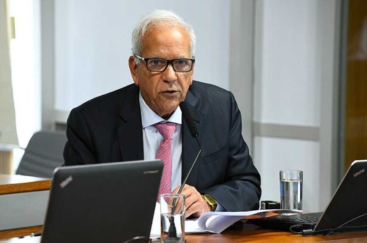Para o senador Oriovisto Guimarães, relator da proposta na CAE, projeto favorece a diminuição da burocracia. Porém, ele entende que todos os sócios devem ser comunicados antes que o fechamento ocorra
(Foto: Jane de Araújo/ Agência Senado)