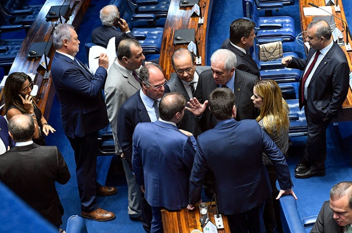 A regra que acabava com as restrições de trabalho aos domingo gerou polêmica e, após acordo anunciado pelo senador Otto Alencar (terno cinza escuro), foi retirada do texto por Davi Alcolumbre, por não ter relação com o tema inicial da MP
(Foto: Roque de Sá/ Agência Senado)