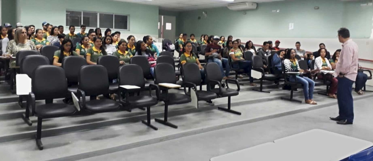 Palestra foi ministrada por Frank Silva Albuquerque, consultor do Sebrae (Foto: Alunos do Berila Alves de Almeida aprendem sobre noções de Planejamento Financeiro)