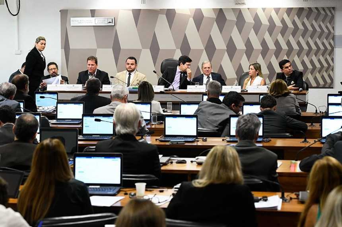 Reunião da CCJ ouviu categorias como mineiros de subsolo, professores e funcionários públicos e foi comandada pelo senador Randolfe Rodrigues (ao centro, em conversa com o senador Tasso Jereissati) (Foto: Marcos Oliveira/ Agência Senado)