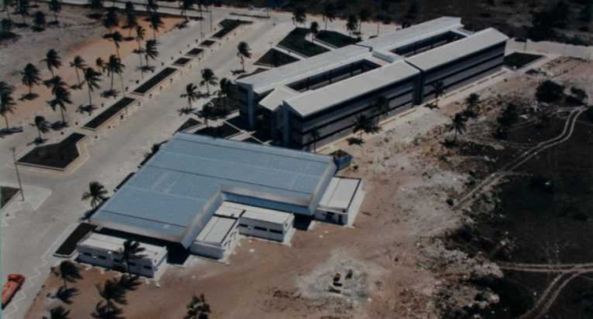 Primeiro bloco do campus Unit Farolândia em 1995 (Foto: Acervo Unit)
