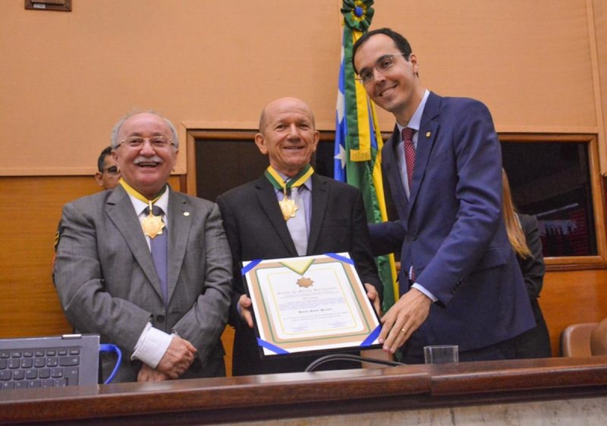 Josias Nunes Peixoto recebe Medalha da Ordem do Mérito Parlamentar (Foto: Edu Almeida/ Assessoria Luciano Pimentel)