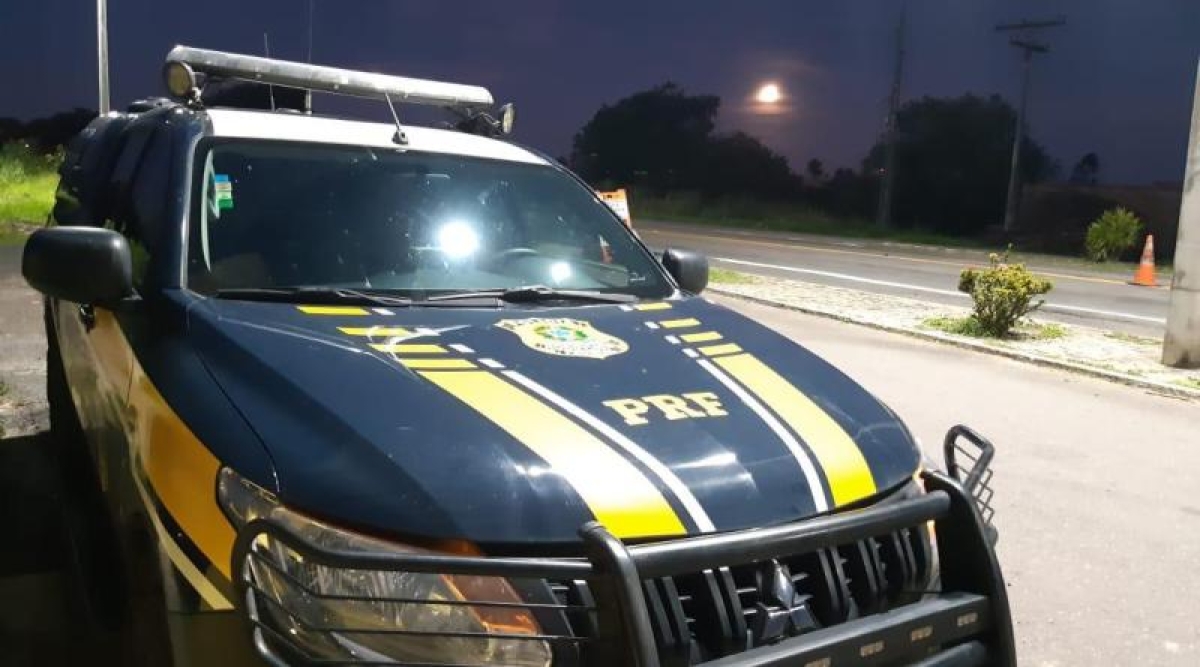 PRF flagra dois veículos carregados com mercadoria sem nota fiscal na BR 101 (Foto: PRF/SE)