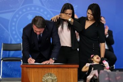 O presidente Jair Bolsonaro e a primeira-dama, Michelle Bolsonaro, participam da solenidade de Assinatura da MP da Pensa?o Vitalícia das Vítimas de Microcefalia do Zika Vírus (Foto: Marcos Corrêa/ PR)