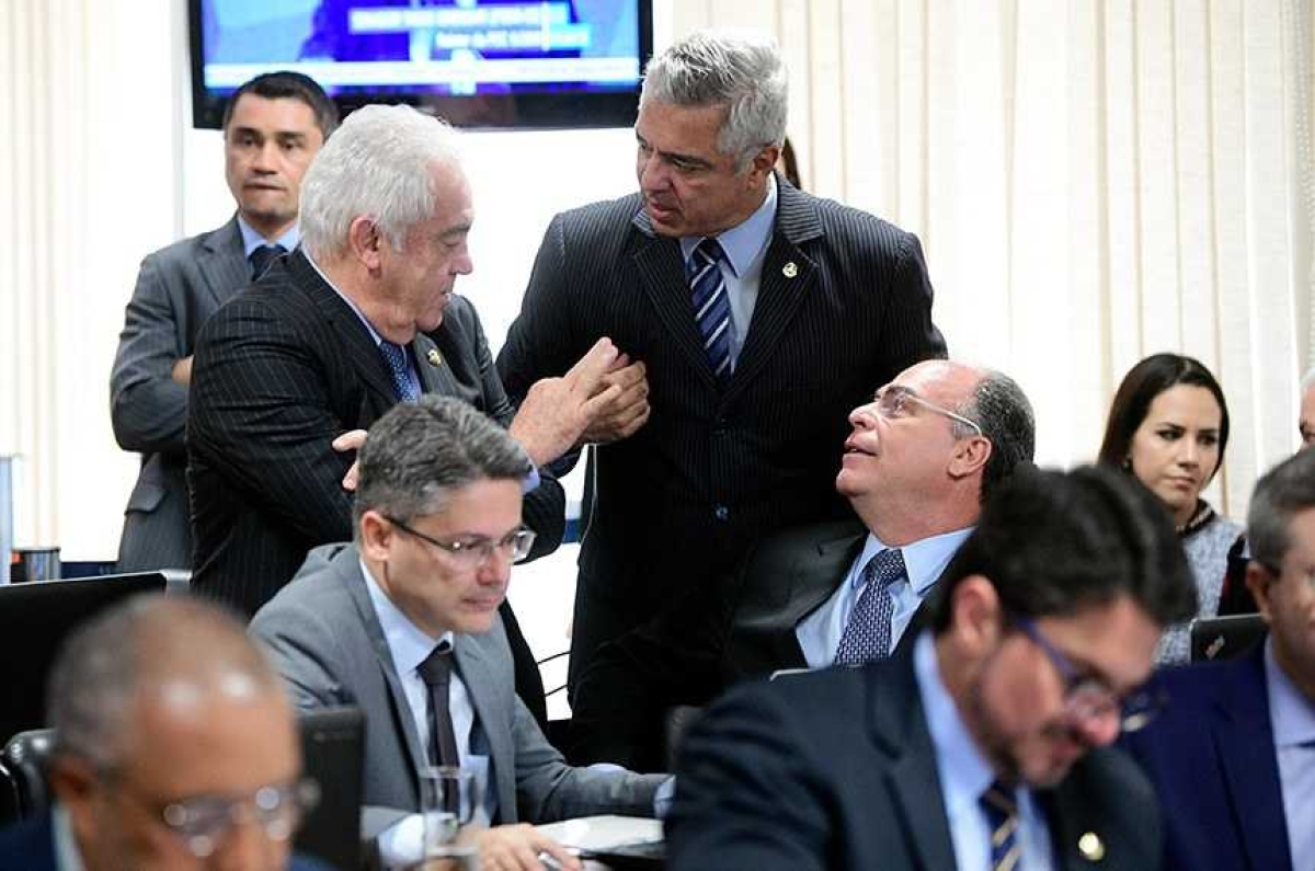 Major Olimpio (em pé, ao centro) e Marcos do Val (à dir.) apresentaram emendas que beneficiam policiais (Foto: Pedro França/ Agência Senado)