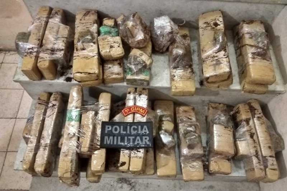 Equipes da 1ª CIPM apreendem cerca de 27kg de maconha com passageira de ônibus em Itaporanga (Foto: SSP/SE)