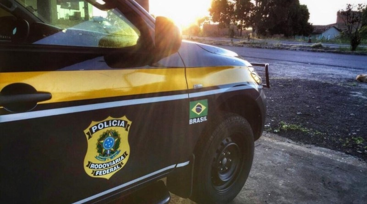 PRF detém um homem por entregar veículo a pessoa não habilitada (Foto: PRF/SE)