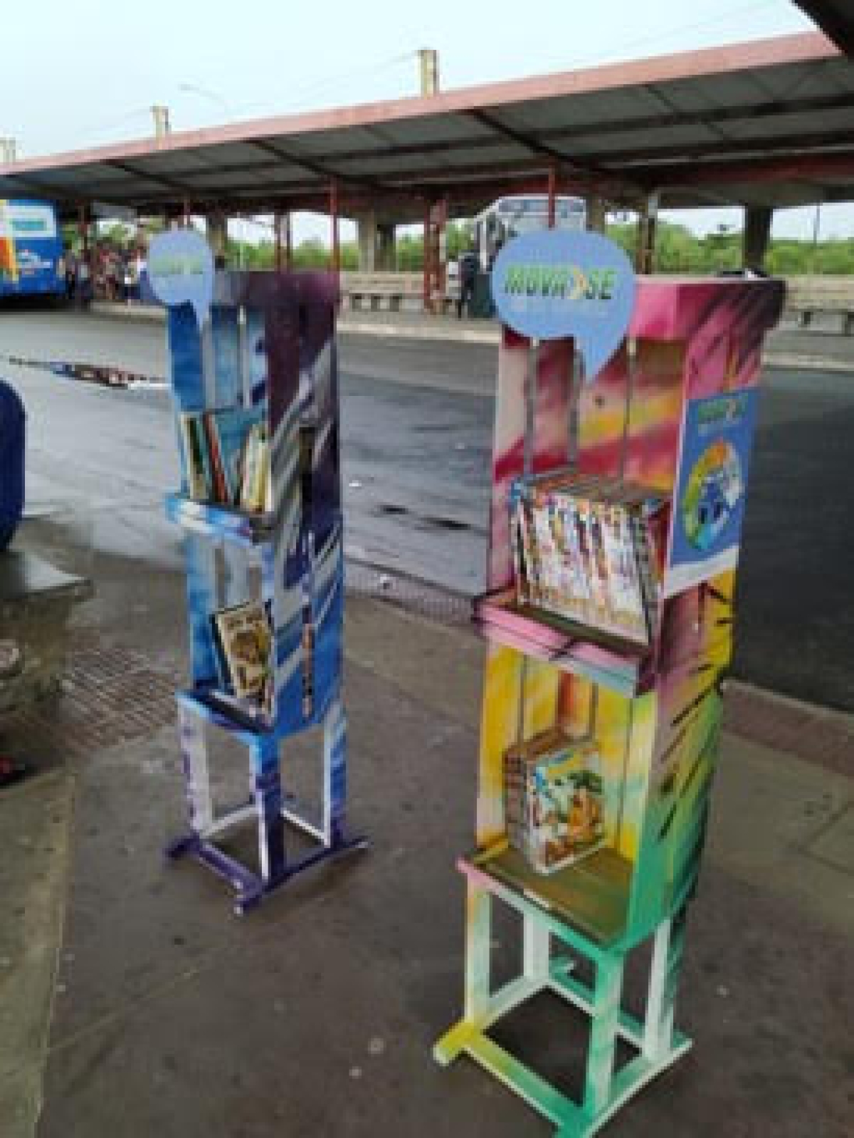 Em menos de 24h, estante do projeto MOVA-SE na LEITURA é roubada no terminal da Rodoviária Nova (Foto: Assessoria)