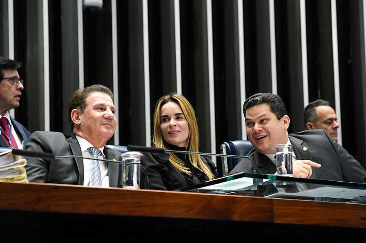 O senador Vanderlan Cardoso (PP-GO), que preside a CCT; a senadora Daniella Ribeiro (PP-PB), relatora da matéria; e o presidente do Senado, Davi Alcolumbre, durante a votação da nova Lei das Teles (Foto: Roque de Sá/ Agência Senado)