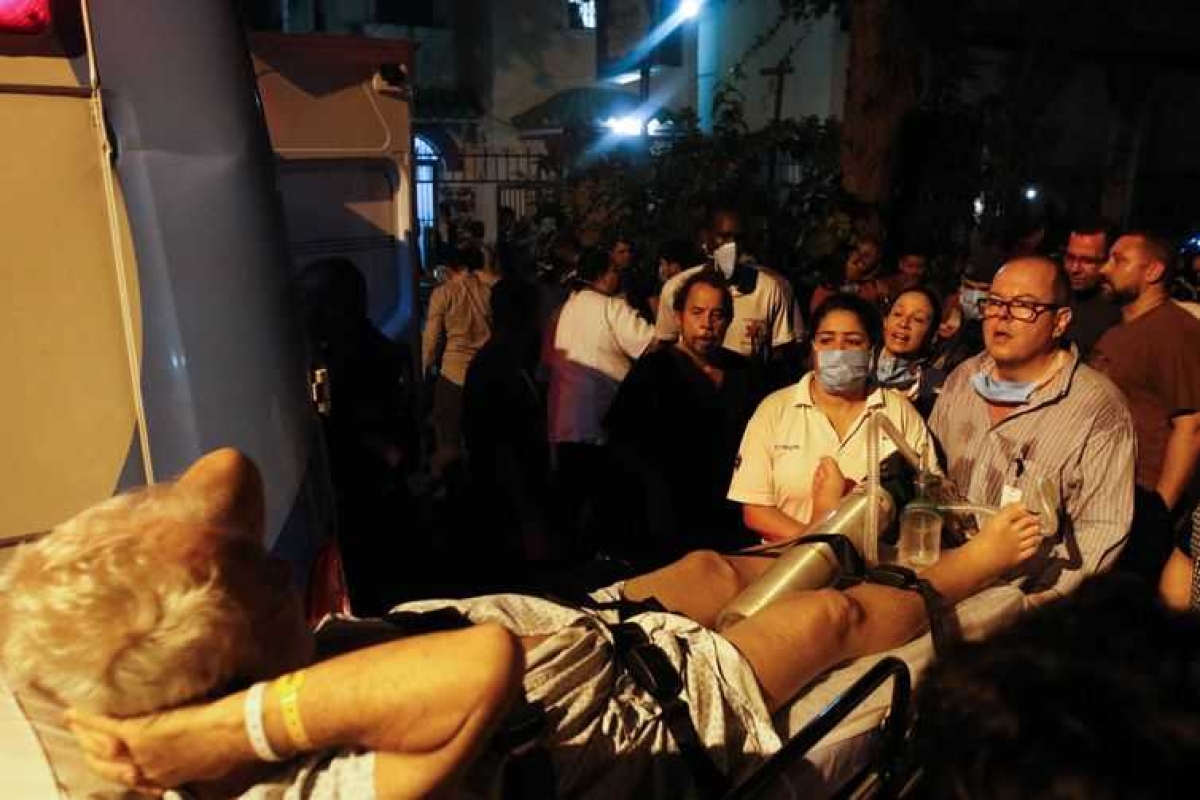 Incêndio atinge prédio do Hospital Badim, no bairro do Maracanã, zona Norte da cidade (Foto: Fernando Frazão/ Agência Brasil)