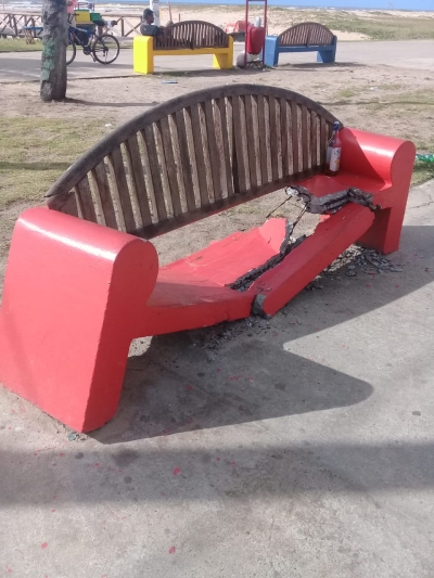 Vândalos destroem equipamentos de lazer na orla de Atalaia (Foto: Sedurbs)