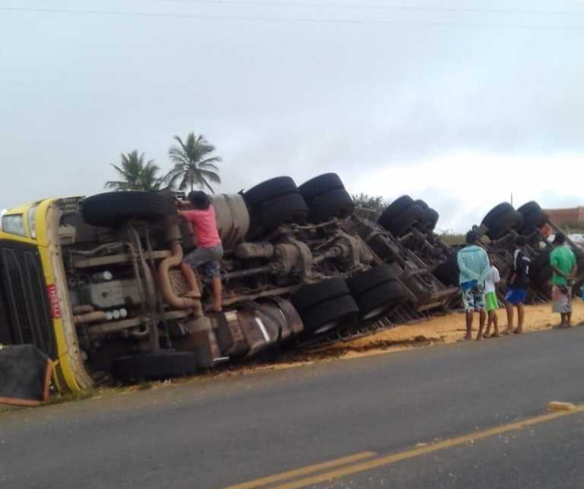 Carreta carregada de milho tomba na rodovia que liga Feira Nova a Glória (Foto: Reprodução/ WhatsApp/ Via Pingou Notícias)