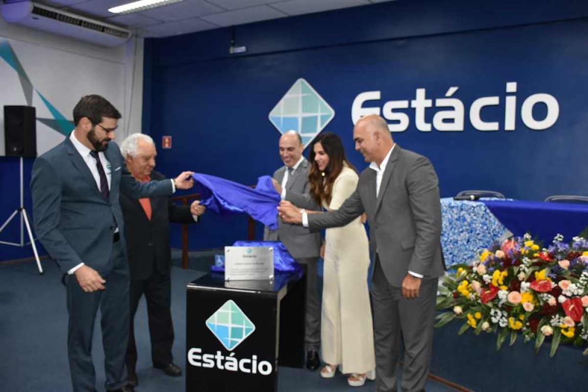 O escritor Jackson da Silva Lima (2º à esquerda) descerra, com diretores da Estácio, a placa em sua homenagem (Foto: Via Destaque Comunicação)