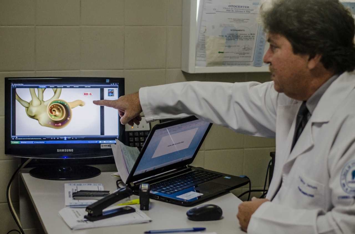 Otorrino orienta como prevenir a surdez (Foto: Flávia Pacheco/ SES/SE)