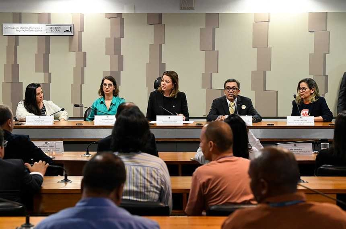 A senadora Leila Barros (PSB-DF) presidiu a audiência pública, na qual os convidados apresentaram sugestões de políticas públicas para prevenir o suicídio, que é relacionado à saúde mental (Foto: Jefferson Rudy/ Agência Senado)