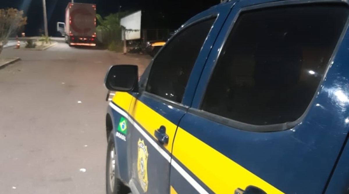 Cristinápolis: PRF flagra caminhão transportando blocos cerâmicos sem nota fiscal na BR 101 (Foto: PRF/SE)