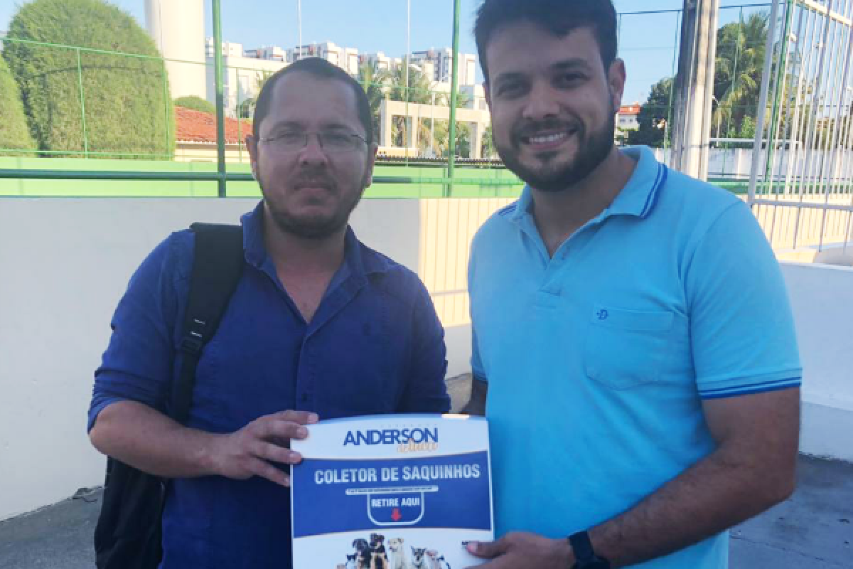 Distribuição de coletores de saquinhos facilita a vida dos donos de pet (Foto: Juliana Paixão/ Assessoria Anderson de Tuca)