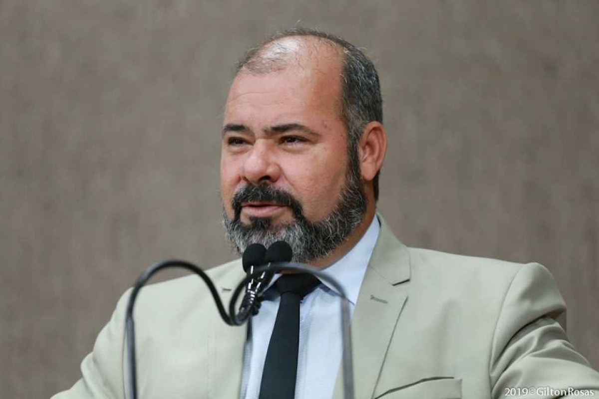 "Quebra-molas: Risco e construção inapropriada", diz vereador Isac Silveira (Foto: Gilton Rosas/ CMA)