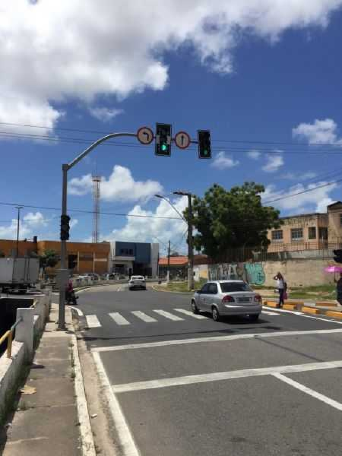 Novos semáforos da Juscelino Kubitschek com rua do Carmo já estão operando (Foto: SMTT/Aracaju)