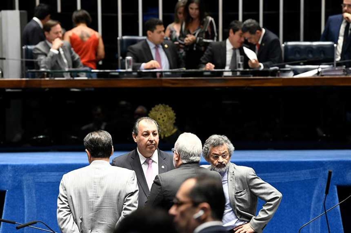 O senador Omar Aziz (em foco, na bancada do Plenário, no centro) é o relator da PEC (Foto: Jefferson Rudy/ Agência Senado)