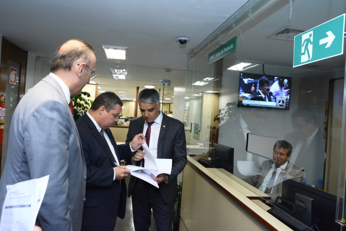 Parlamentares de Sergipe protocolam CPI para investigar companhias aéreas (Foto: Cláudio Araújo/ PSD Câmara)