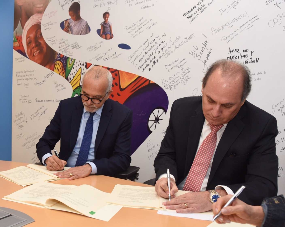 Prefeito Edvaldo assina contrato de R$ 300 milhões com o BID: "é um momento histórico e uma grande vitória para Aracaju" (Foto: Ana Lícia Menezes/ PMA)