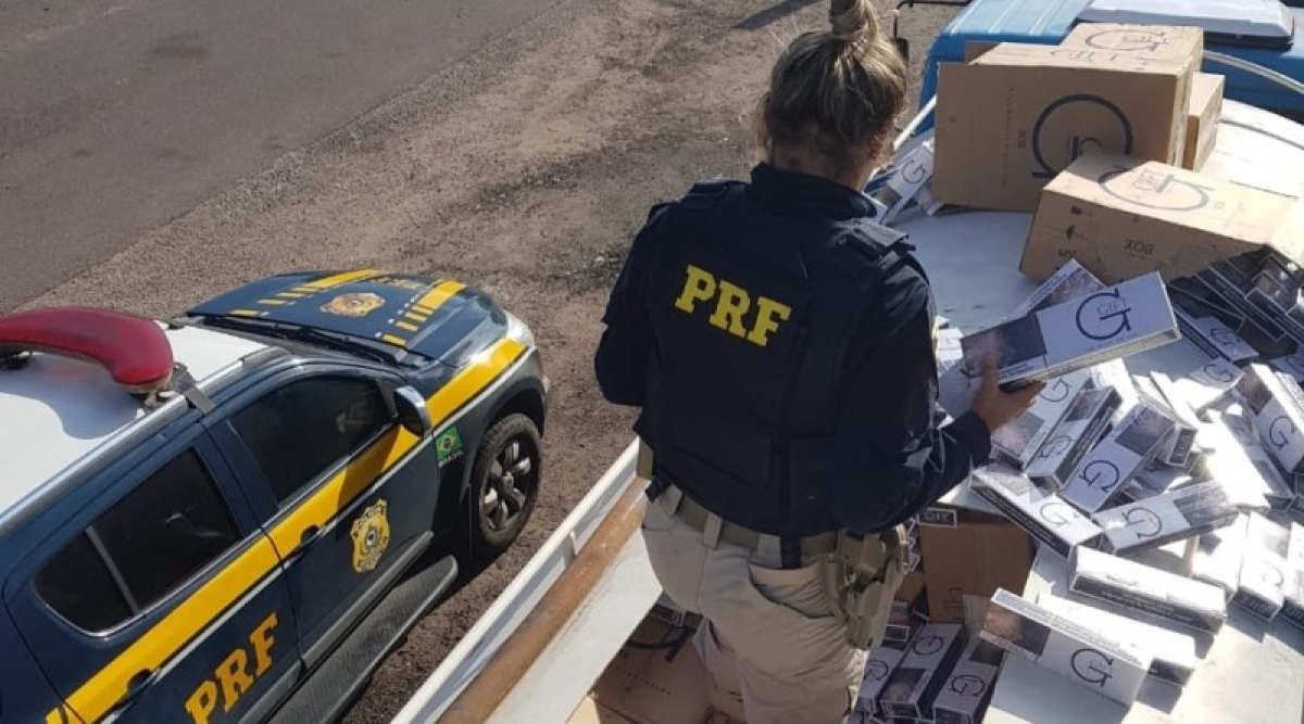 PRF apreende carga de cigarros contrabandeados na BR 101 (Foto: PRF/SE)