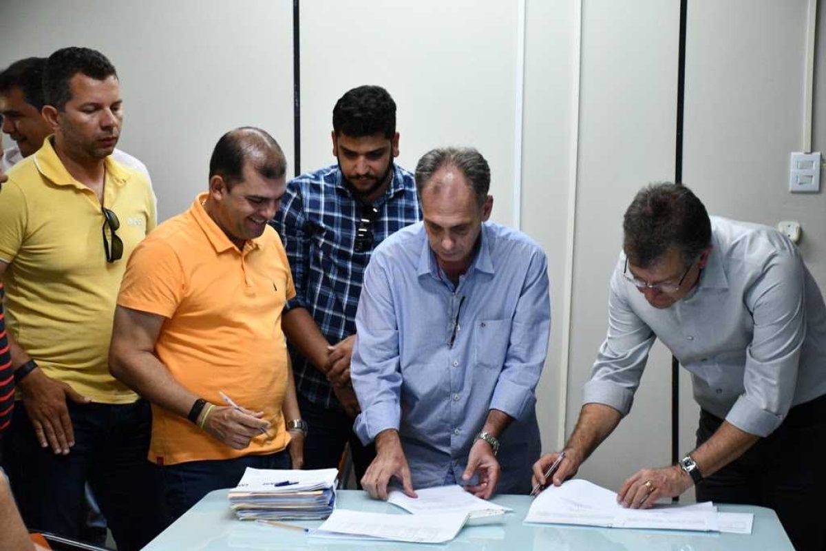 Laércio assina ordem de serviço para a pavimentação de ruas em quatro municípios (Foto: Site Laércio Oliveira)