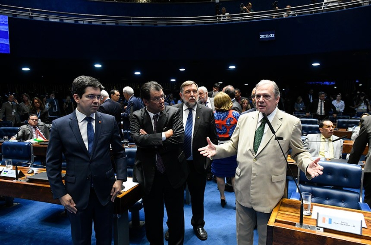 Em pronunciamento, o relator Tasso Jereissati; ao fundo (de gravata azul) o autor do destaque, senador Flávio Arns (Foto: Roque de Sá/ Agência Senado)