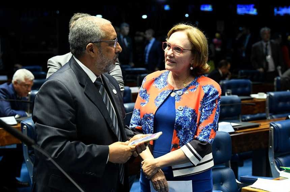Ao lado do senador Paulo Paim, a senadora Zenaide Maia, que defendeu em Plenário o destaque do Pros. A proposição acabou sendo rejeitada pelos senadores (Foto: Jefferson Rudy/ Agência Senado)