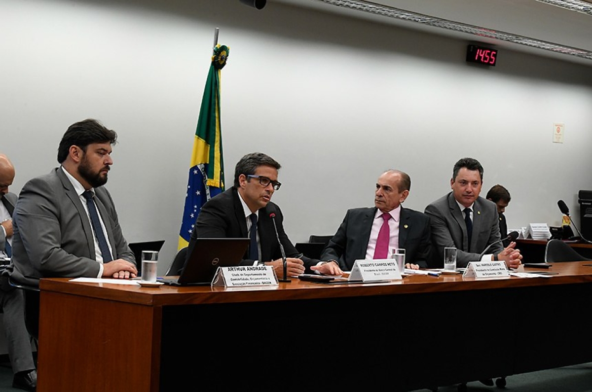 Ao lado do senador Marcelo Castro (2º à dir.), o presidente do Banco Central, Roberto Campos Neto, fala na CMO (Foto: Roque de Sá/ Agência Senado)