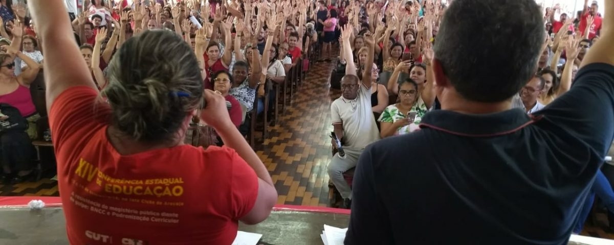 Assembleia dos professores que decidiu pela greve por tempo indeterminado (Foto: Destaque Comunicação)