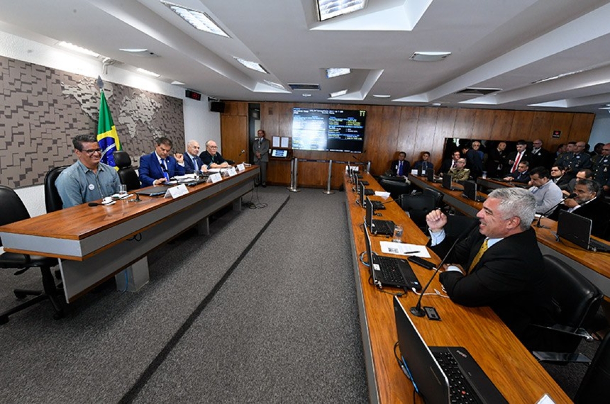 O debate na CRE ouviu representantes de sargentos, cabos e soldados. A reunião foi presidida pelo senador Nelsinho Trad (presidente da comissão, segundo da direita para a esquerda) (Foto: Edilson Rodrigues/ Agência Senado)