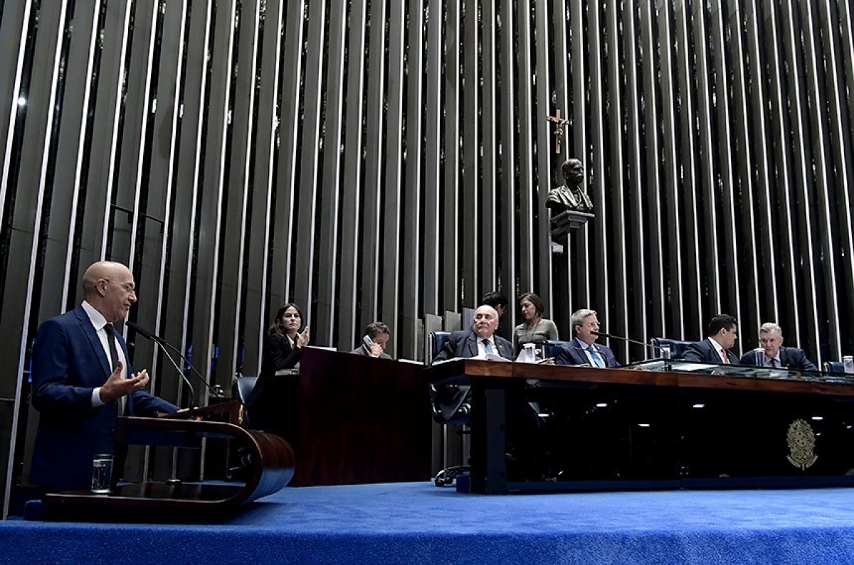 Senador Confúcio Moura (à esquerda, na tribuna) foi o relator da proposta e sugeriu que os médicos cubanos que tenham permanecido no Brasil possam voltar ao programa (Foto: Waldemir Barreto/ Agência Senado)