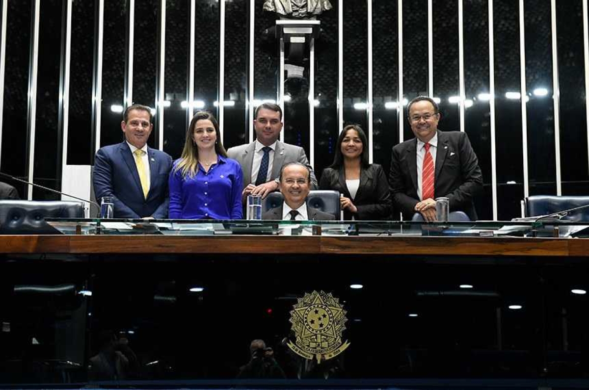 Parlamentares fazem foto comemorativa à aprovação do PL Complementar 55/2019 (Foto: Roque de Sá/ Agência Senado)