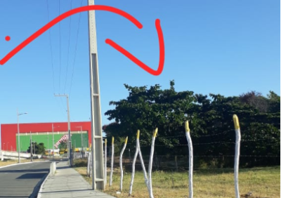 O bandido tentou arrastar a moça para esse matagal ao lado do Ferreira Costa (Foto: Destaque Comunicação)