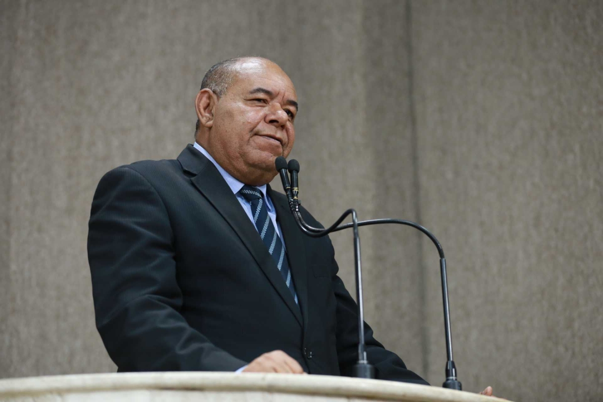 Seu Marcos denuncia Estrela por atraso no pagamento dos funcionários (Foto: Gilton Rosas/ CMA)