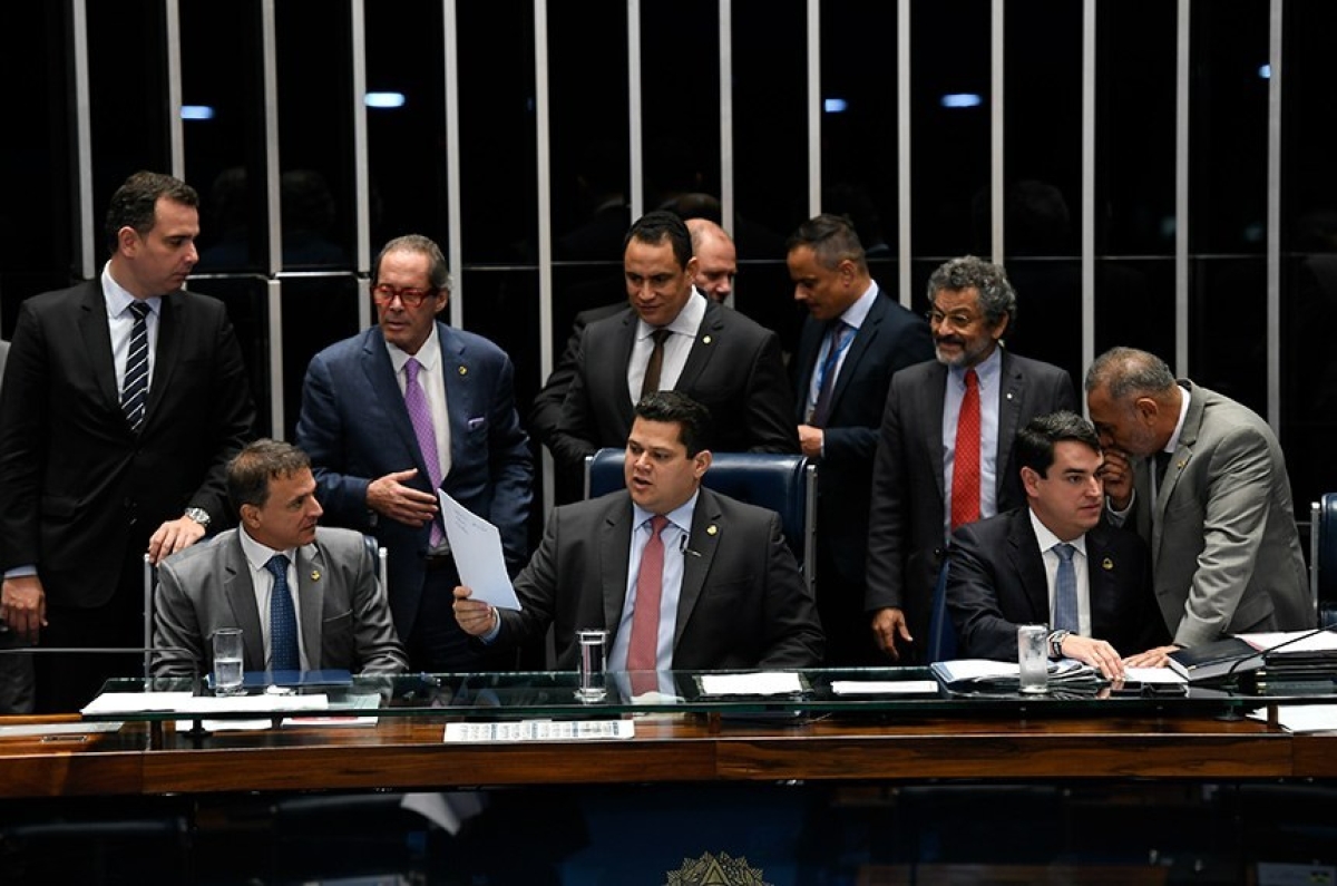 O presidente do Senado, Davi Alcolumbre (C), e senadores na sessão desta terça-feira (Foto: Agência Senado)