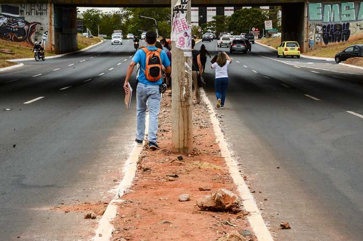 Em Brasília (DF), calçada estreita, sem calçamento e com postes atrapalhando o deslocamento dos pedestres (foto: Nelson Oliveira/Agência Senado)