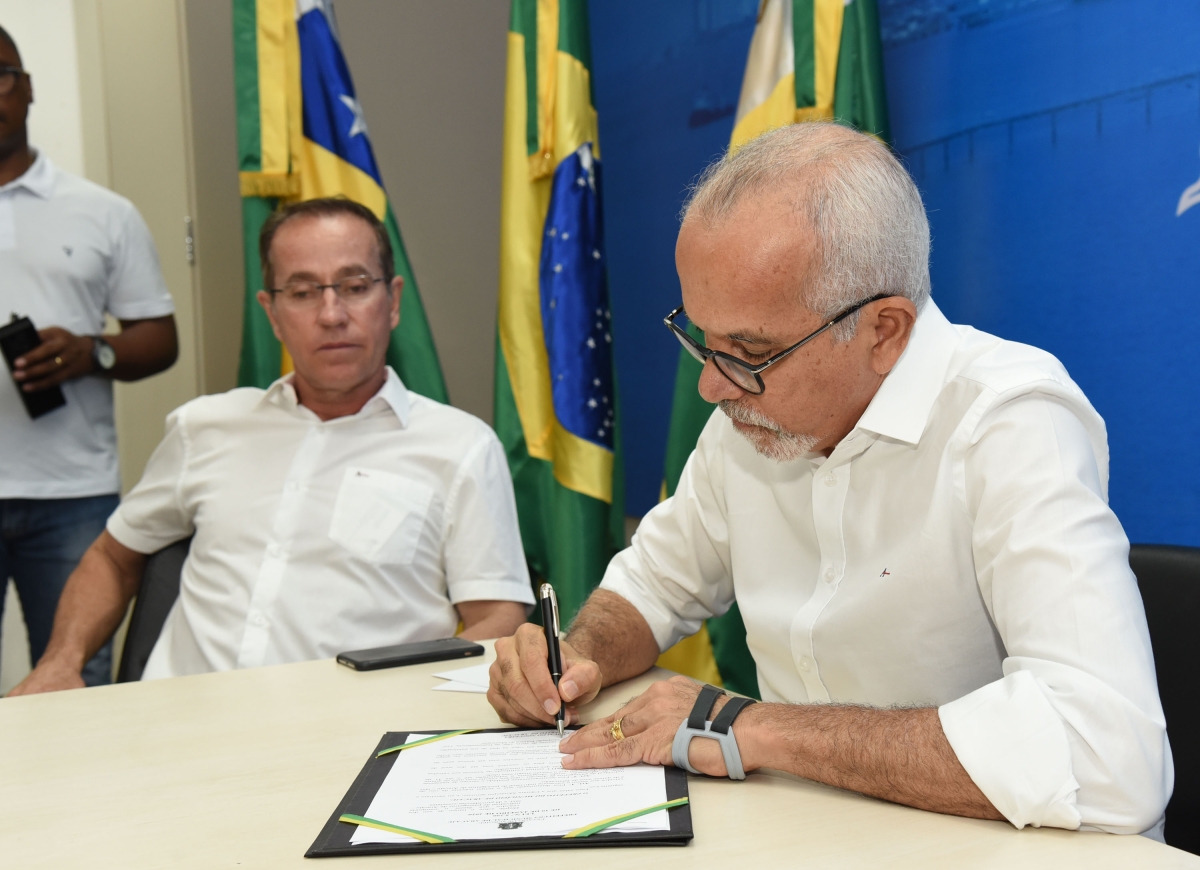 Prefeito sanciona lei para aumento do tempo de uso dos veículos pelos taxistas de Aracaju (Foto: Ana Lícia Menezes/ PMA)
