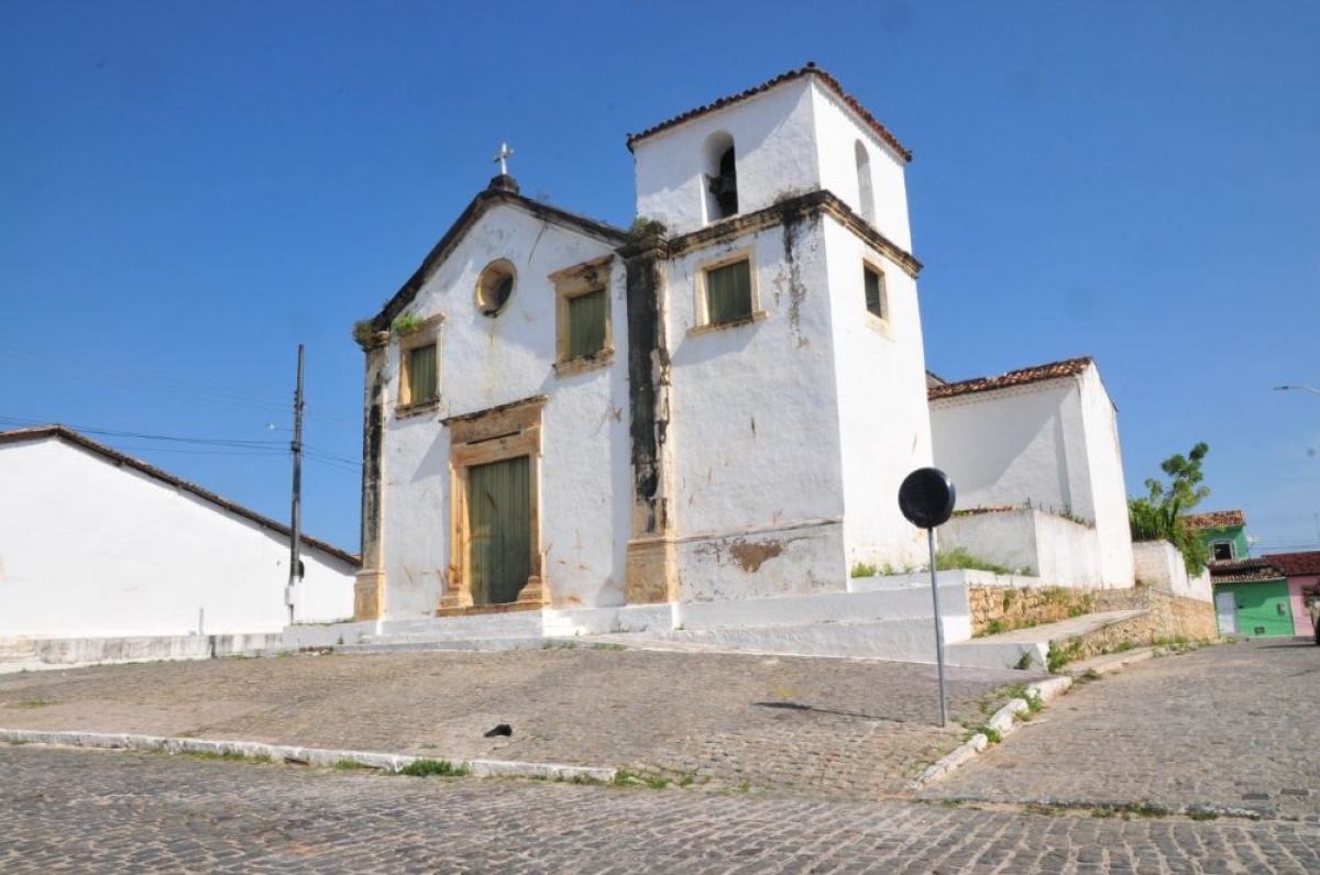 A igreja possui fachada e detalhes arquitetônicos interessantes (Foto: Prefeitura de São Cristóvão)