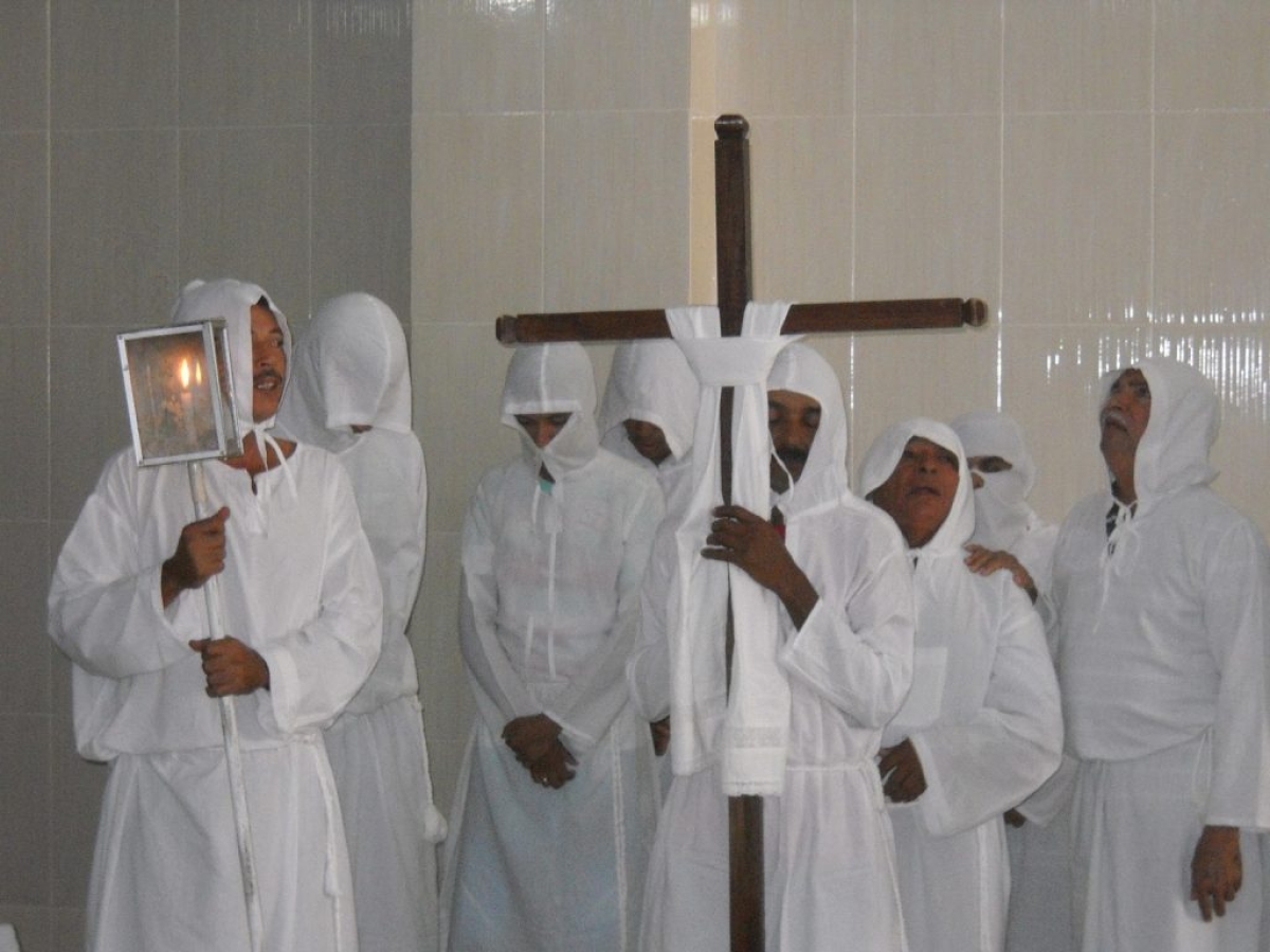 Os penitentes percorrem cemitérios, santas-cruzes, cruzeiros e capelas do município (Foto: Via Destaque Notícias)