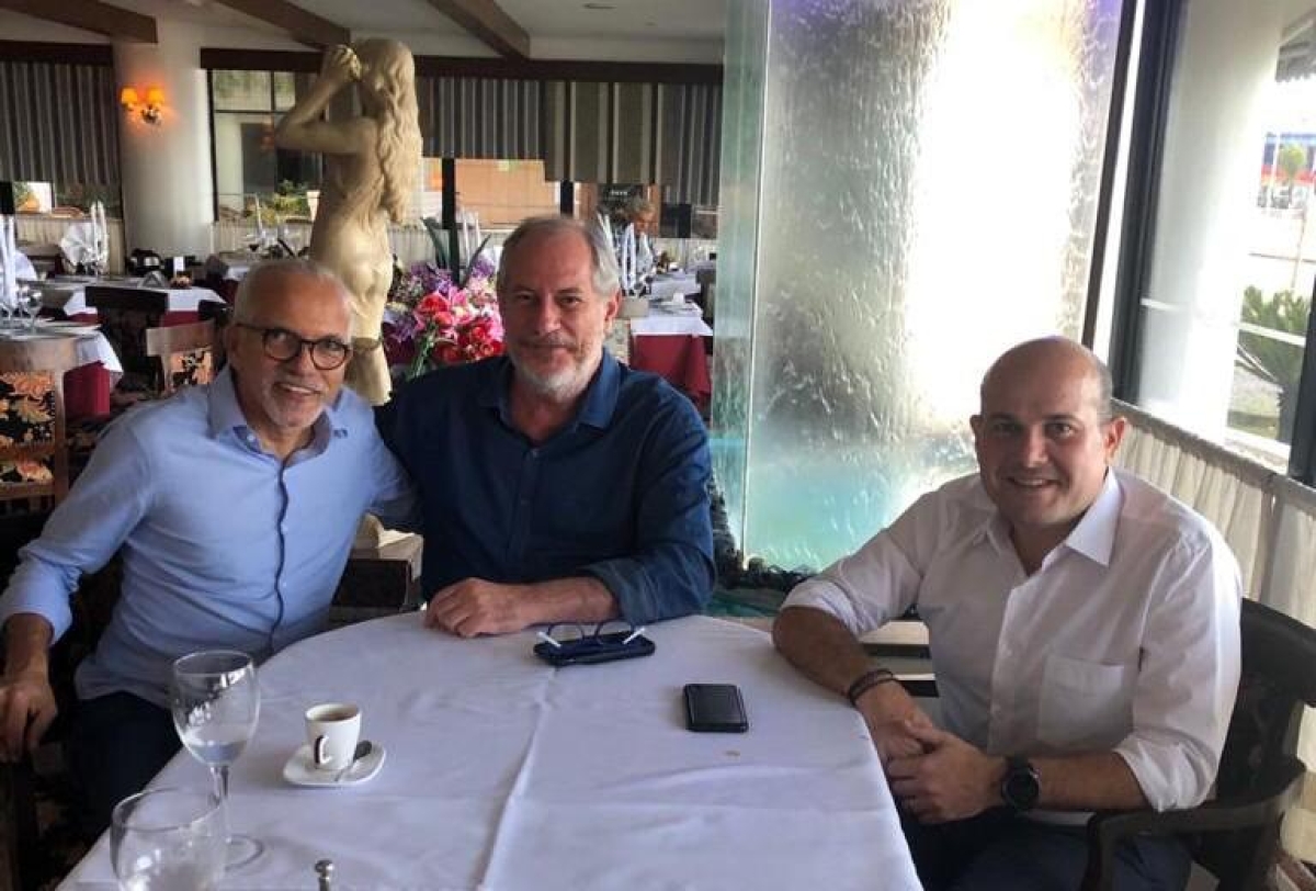 Ciro Gomes (centro) considerou a filiação de Edvaldo uma grande aquisição para o PDT (Foto: Via Destaque Notícias)