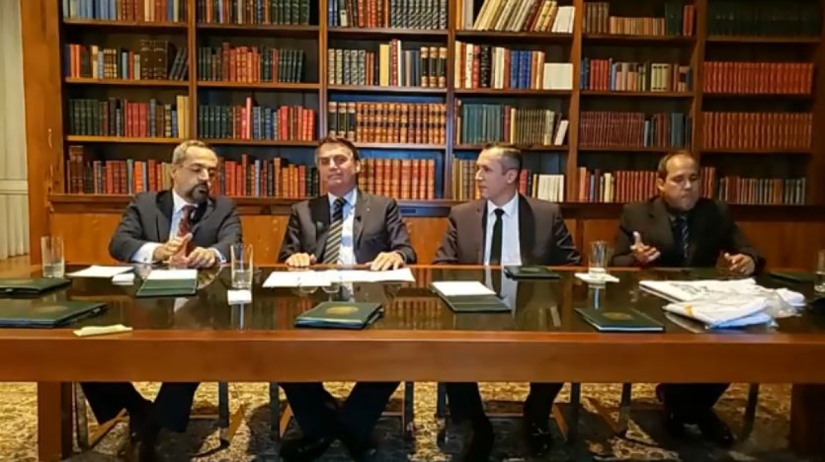 Governo federal anuncia aumento do piso dos professores (Imagem: Reprodução/ Live publicada por Jair Bolsonaro)