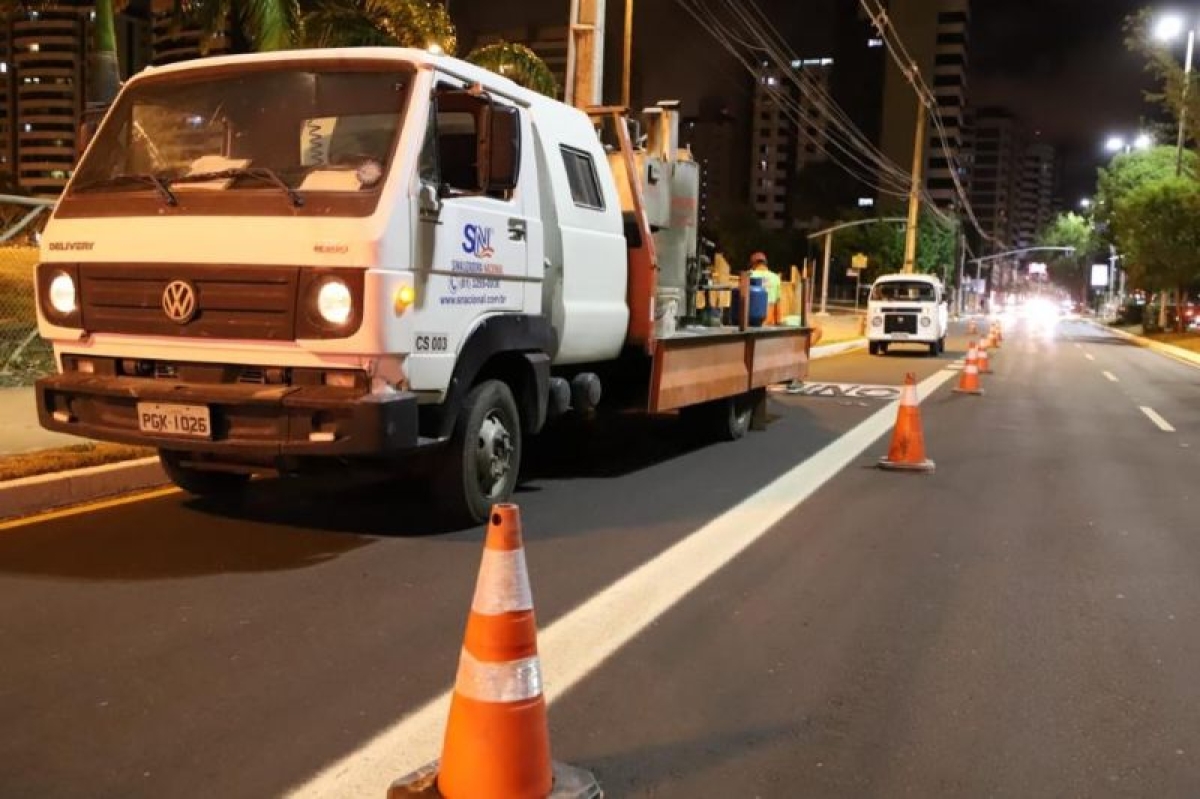 Prefeitura continua implantação das novas sinalizações de trânsito do corredor Beira Mar (Foto: André Moreira/ PMA)