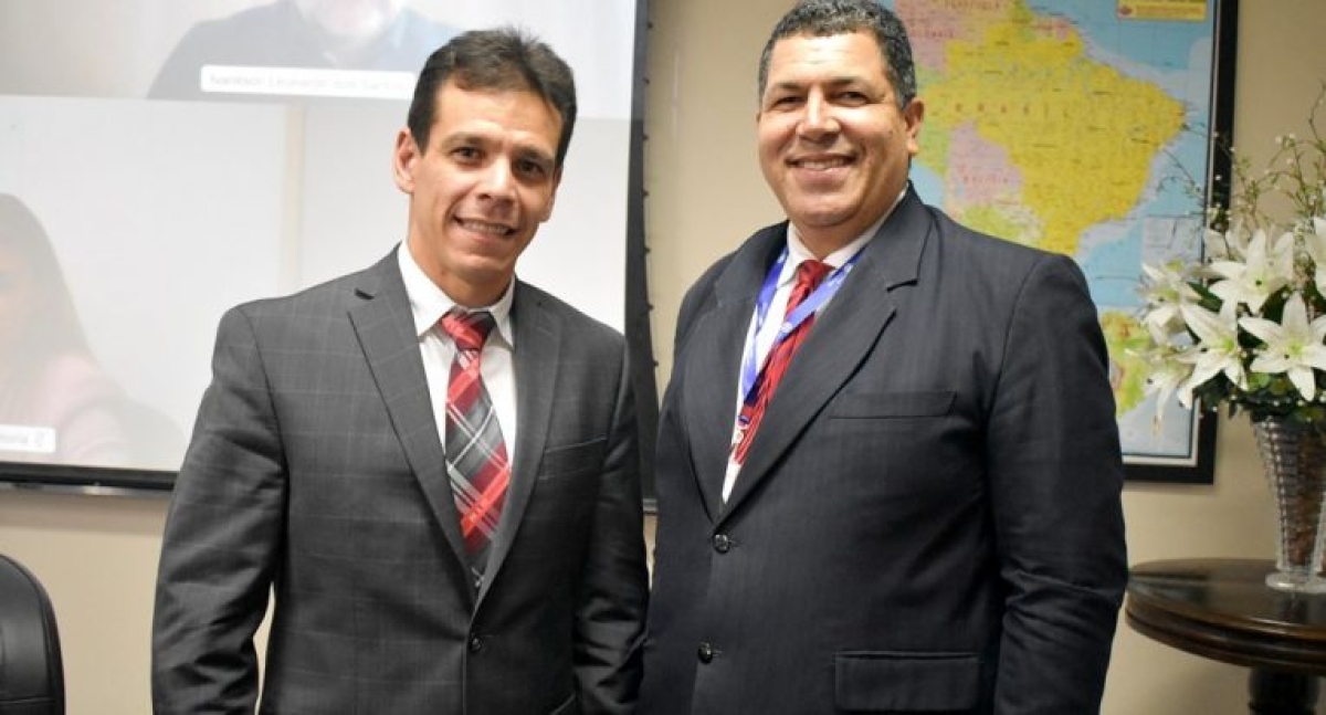 Professor Saumíneo Nascimento (à direta) assume a superintendência de Relações Institucionais do Grupo Tiradentes (Foto: Unit)