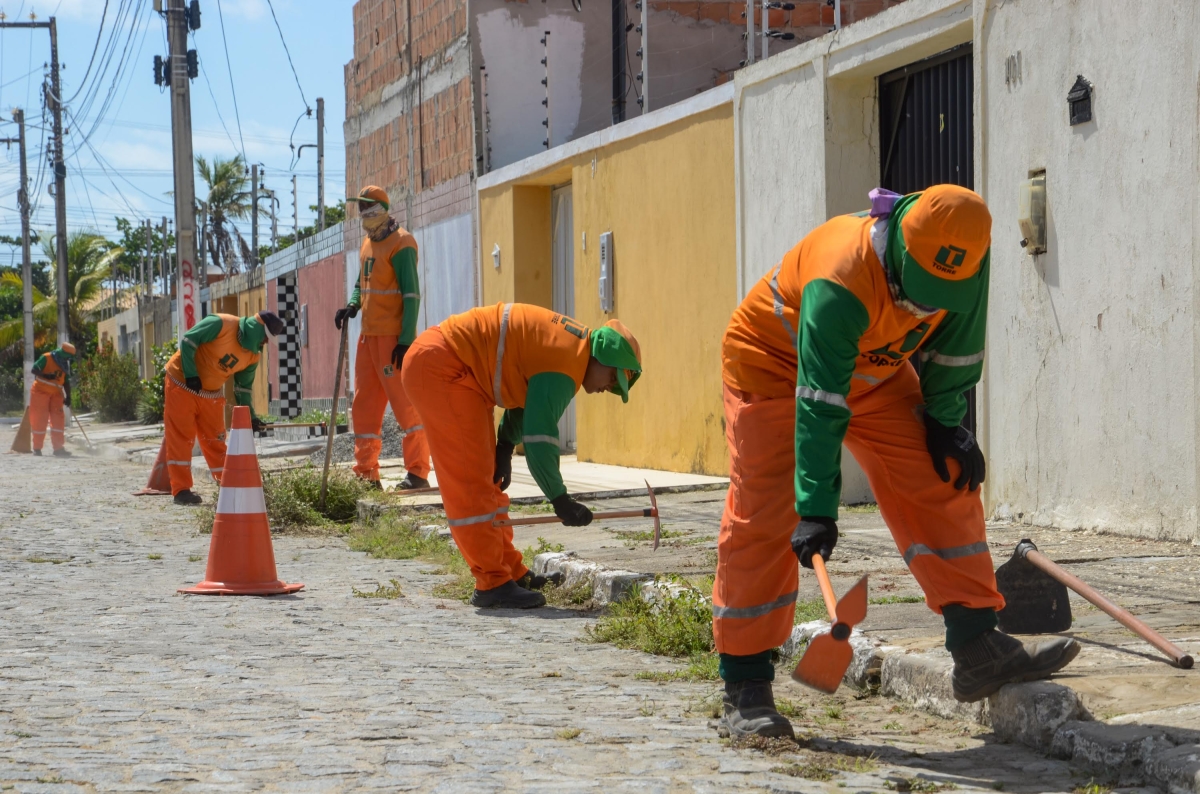 Moradores da Zona de Expansão reconhecem efetividade da limpeza pública na região (Foto: Felipe Goettenauer/ Prefeitura de Aracaju)